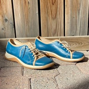 Calcado De LUXO women blue and tan lace up Oxford style shoes. Size 39. Used.